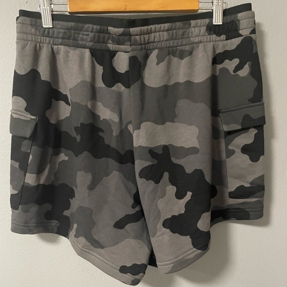 NWT Adidas Camo Print Cargo Lightweight Shorts. Size XL - Picture 8 of 14